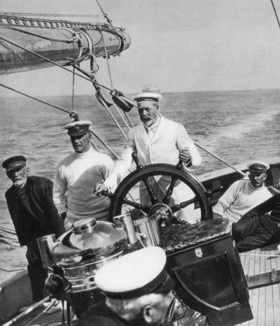Rei George V no comando de seu iate Britannia, c1930s de Unbekannt