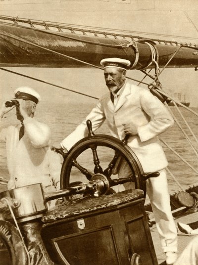 Rei George V ao volante de seu iate, Britannia, durante a semana da regata de Cowes, 1924, 1935. de Unbekannt