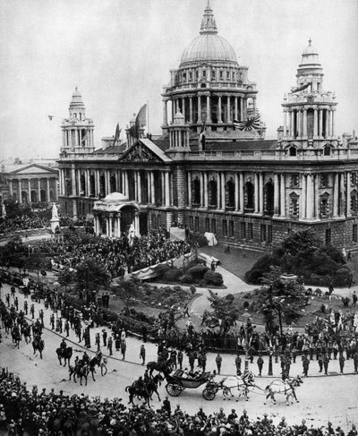 Rei George V dirigindo para abrir o primeiro parlamento de Ulster em Belfast, 1921, 1935 de Unbekannt