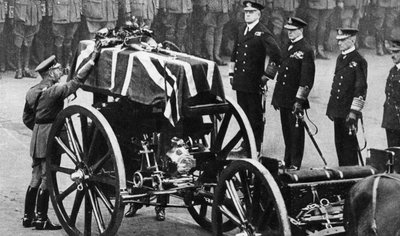 O rei George V coloca uma coroa de flores no caixão de um soldado desconhecido, Whitehall, Londres, c1930s de Unbekannt