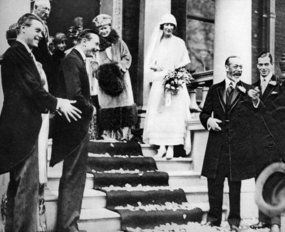 O rei George V acena bons desejos à princesa Maud quando ela sai para a lua de mel, 1923 de Unbekannt