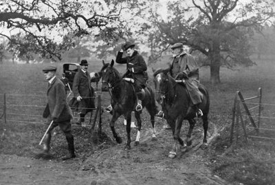 Reis Eduardo VII do Reino Unido e Manuel II de Portugal caçando, 1909 de Unbekannt