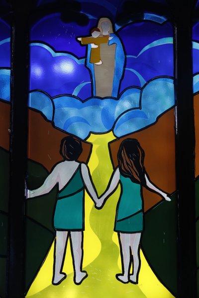 Catedral Kon Tum. Janela de vidro manchado. Adão e Eva, expulsão do Paraíso. Kon Tum. Vietnã de Unbekannt