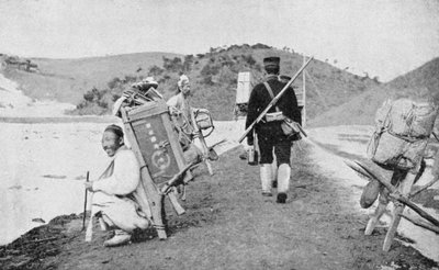 Coolies coreanos atuando como carregadores de soldados japoneses, Guerra Russo-Japonesa, 1904-5 de Unbekannt