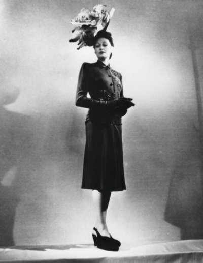 La femme chic, roupa do estilista francês Jacques Fath, Paris, janeiro de 1943 de Unbekannt