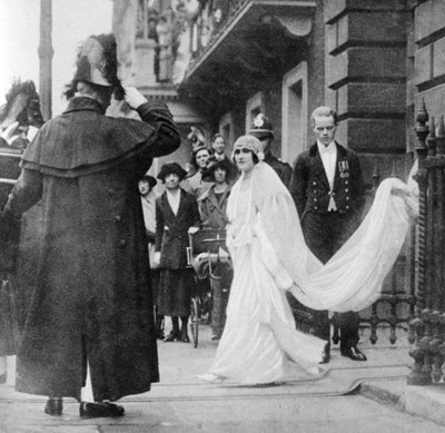 Lady Elizabeth Bowes-Lyon a caminho de se casar na Abadia de Westminster, 26 de abril de 1923, 1937 de Unbekannt