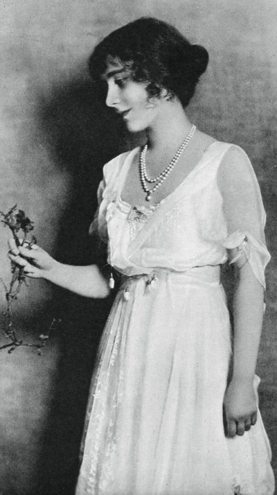 Lady Elizabeth Bowes-Lyon com um cravo vermelho, 1923, 1937 de Unbekannt
