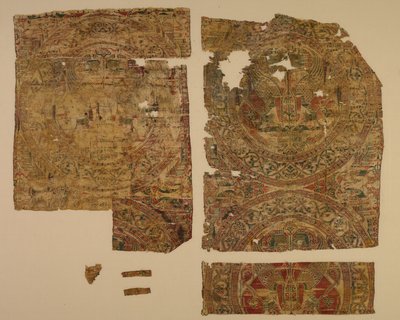 Lampas com esfinges confrontadas em roundels, do túmulo de São Bernardo Calvo, 1200-1243. de Unbekannt