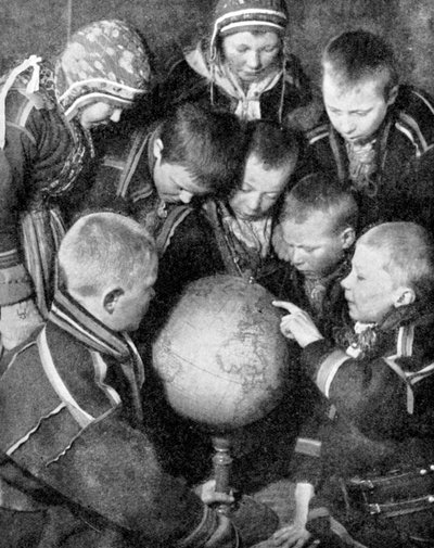 Lapp crianças olhando para um globo, 1936 de Unbekannt