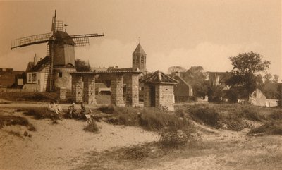 Moinho e igreja velhos, moinho de vento velho e igreja, c1900. de Unbekannt