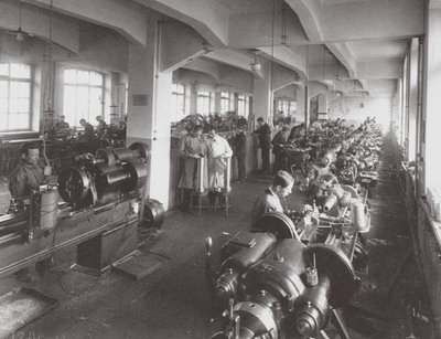 Processamento de lentes na fábrica da Optical Mechanical Association em Petersburg, 1916 de Unbekannt