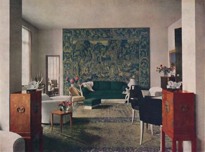 Sala de estar projetada por Porteneuve & Dominique, cuja parede final é pendurada com uma tapeçaria antiga de Unbekannt