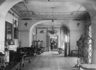 Sala de estar na mansão Maryino, início dos anos 1920 de Unbekannt