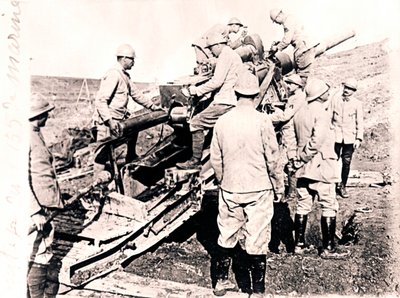 Casca de carregamento na pistola de 155 mm, c1914-c1918 de Unbekannt
