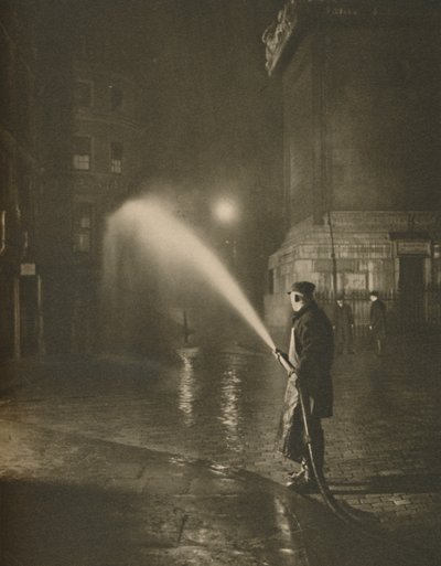 Limpeza noturna de Londres: cena na base do monumento, c1935. de Unbekannt