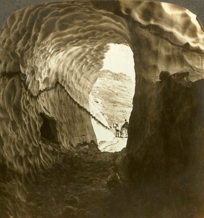 Olhando através de um túnel de neve em uma viagem de verão sobre Dyreskard Pass, Noruega., C1905. de Unbekannt