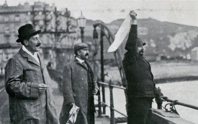 Louis Blériot no píer de Dover após seu voo pelo Canal da Mancha, 25 de julho de 1909 de Unbekannt
