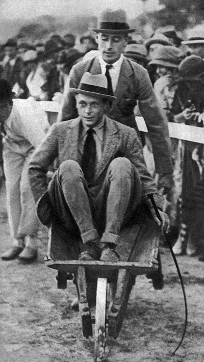 Louis Mountbatten leva seu primo, o Príncipe de Gales, em uma gincana em Malta, 1936 de Unbekannt