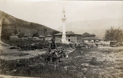 Macedoine, Grécia: um homem sobre um burro em frente a um minarete - Postcard 1914-1918 de Unbekannt