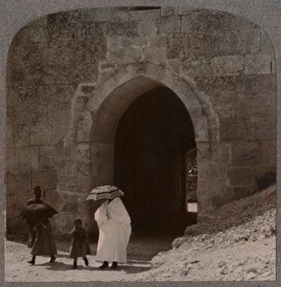 Mulheres maomomenses entrando em Jerusalém pelo portão de Herodes, c1900 de Unbekannt