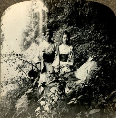 Donzelas da Terra do Sol Nascente, sob as cachoeiras de Kogijoku ..., c1900. . de Unbekannt