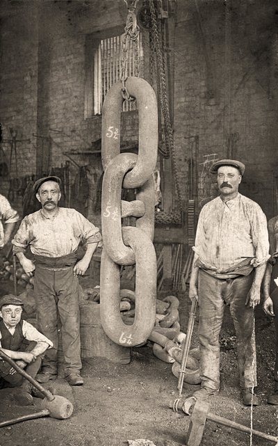 Fazendo a corrente de âncora do Titanic na Hingley & Sons, c.1909 (foto) de Unbekannt