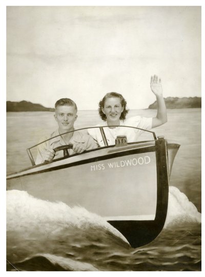 Homem e Mulher num barco chamado "Miss Wildwood" c.1940(foto) de Unbekannt