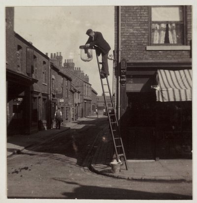 Homem limpando um semáforo de rua de gás, c 1905 de Unbekannt