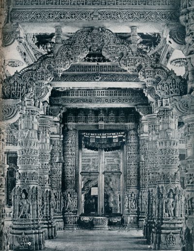 Escultura de mármore em uma entrada para um templo Jain em Dilwara, o Monte Abu, c1100. de Unbekannt