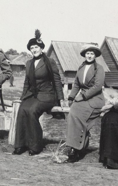 Maria Evgenyevna Golovina, secretária da direita de Rasputin e Julia Alexandrovna Den, 1912-1913 de Unbekannt
