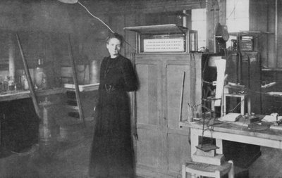 Marie Curie, física francesa nascida na Polônia, em seu laboratório, 1912 de Unbekannt