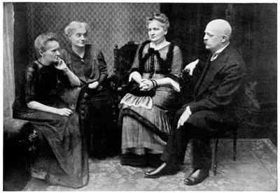 Marie Curie, física francesa de origem polonesa, com membros de sua família em Varsóvia, Polônia, 1912 de Unbekannt