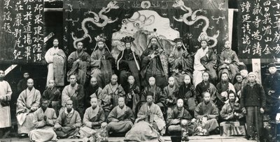 Encontro de Superiores do Mosteiro Budista na China, final do século XIX (foto a p/b) de Unbekannt