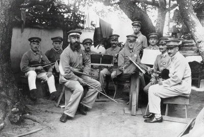 Membros de uma orquestra alemã do campo de prisioneiros de guerra Bando na província de Tokushima, c. 1917. de Unbekannt