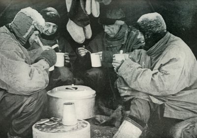 Membros do Partido Polar que comem uma refeição no acampamento, c1911, 1913 de Unbekannt