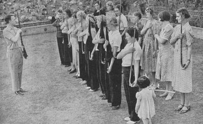 Membros do Corpo de Mulheres Voluntárias de Defesa sendo treinadas em exercícios de fuzil, Segunda Guerra Mundial, 1940 de Unbekannt