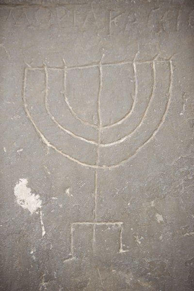 Menora (Menorah) esculpida numa antiga lápide, Budapeste, Hongrie de Unbekannt