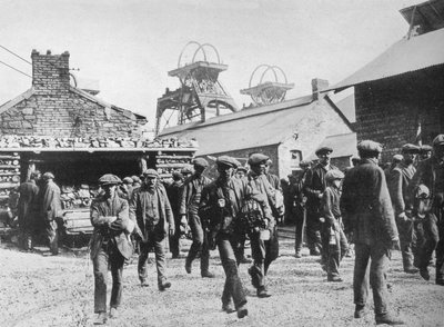 Mineiros que saem da cabeça após a expiração de seus avisos de greve, 1915 de Unbekannt