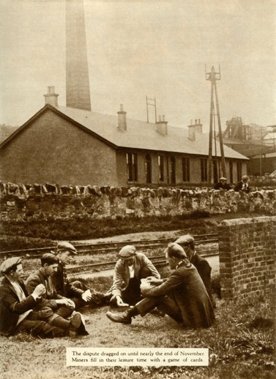 Mineiros jogando cartas durante a Greve Geral, Grã-Bretanha, 1926, 1935. de Unbekannt