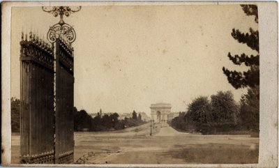 Município de Paris (1871): vista de Porte Maillot e do Arco do Triunfo. Fotografia anónima. Impressão em papelão Dim. 17x8 cm de Unbekannt