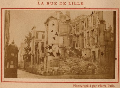 Município de Paris (1871): vista dos edifícios destruídos na rue de Lille, em Paris, em Maio de 1871. Fotografia de Pierre Pepetit. Impressão em papelão, Dim. 9x5,4 cm de Unbekannt