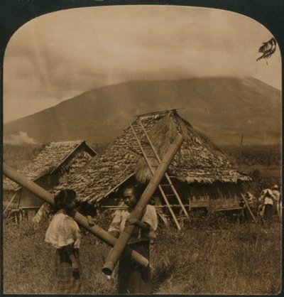 Meninas nativas com seus únicos vasos de água feitos de longas flechas de bambu, nas Filipinas, de Unbekannt