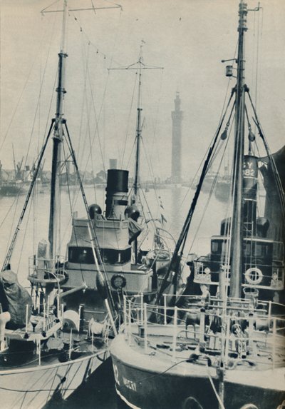 Traineira naval, HMS Liffy ao lado de um navio de pesca de Grimsby nas docas de Grimsby, 1937 de Unbekannt