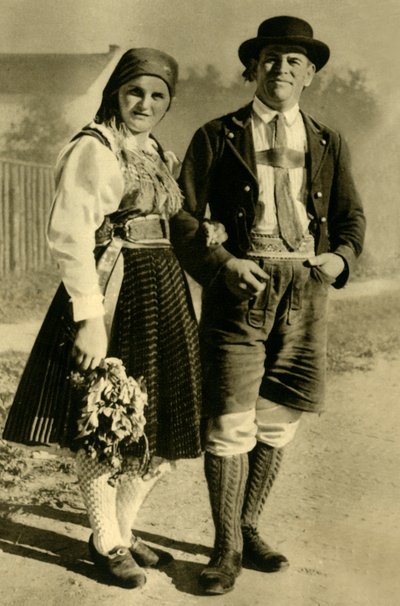 Recém-casados em traje tradicional, Carinthia, Áustria, c1935. de Unbekannt