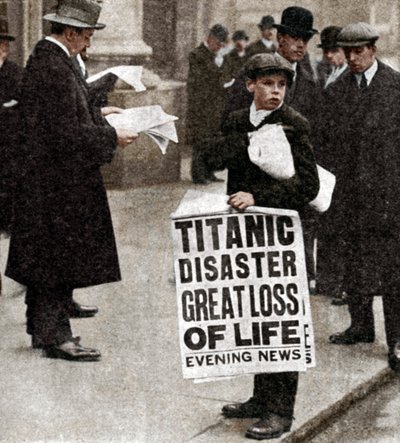 Jornalista com notícias do desastre do Titanic, 14 de abril de 1912 de Unbekannt
