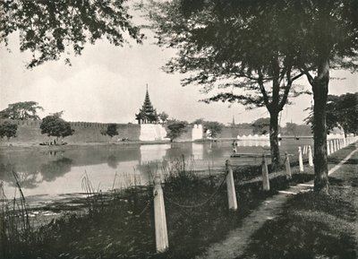 Fosso e parede norte, Mandalay, 1900. de Unbekannt