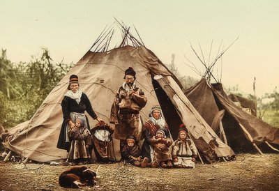 Noruega. Pano (semente) - família na frente de uma barraca. Por volta de 1900. Photochrom. Fotografia por Photoglob - Zurich de Unbekannt