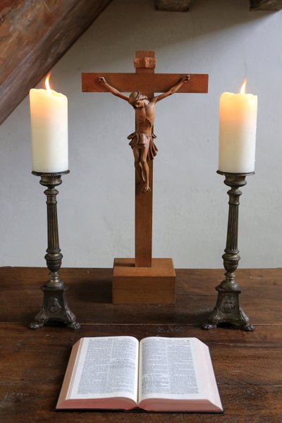 Obersteinbach, Bas-Rhin, França, le 29/5/2014 - Velas, crucifixo e Bíblia. Templo Luterano. de Unbekannt