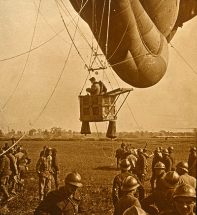Observação das posições inimigas de um balão de barragem, c1914-c1918 de Unbekannt