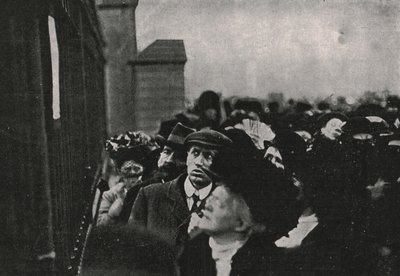 Notificação oficial da morte do rei Eduardo VII postada fora do Palácio de Buckingham, em maio de 1910. de Unbekannt